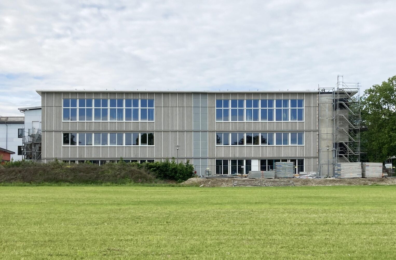 Die Mittelschule in Freilassing - fertige Holzfassade
